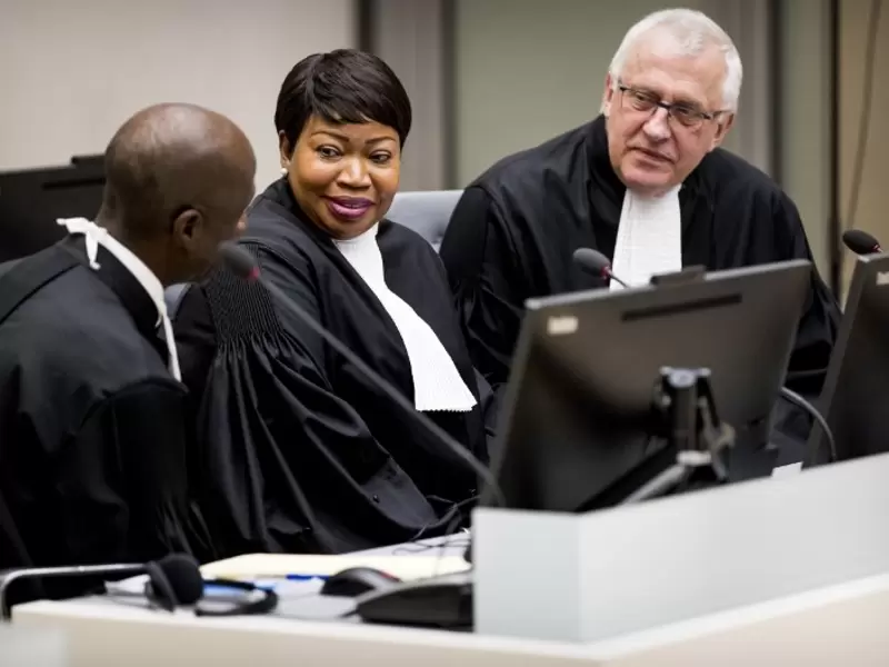 La fiscal jefe de la Corte Penal Internacional (CPI), Fatou Bensouda (centro), junto al fiscal adjunto James Stewart (derecha).