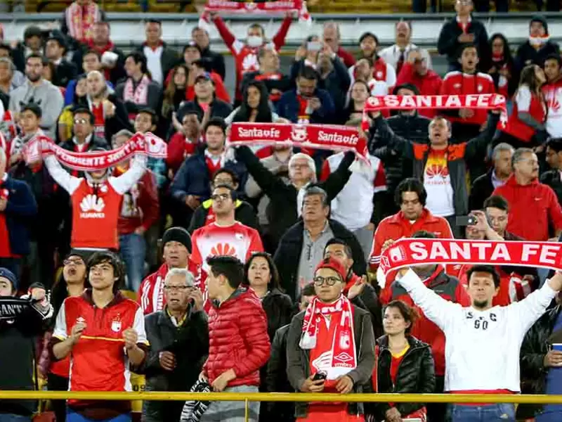 HINCHAS DE SANTA FE EN EL ESTADIO EL CAMPIN