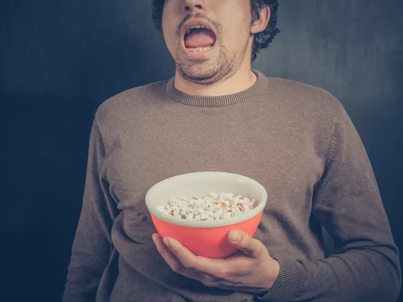 Un hombre viendo películas Un hombre viendo películas