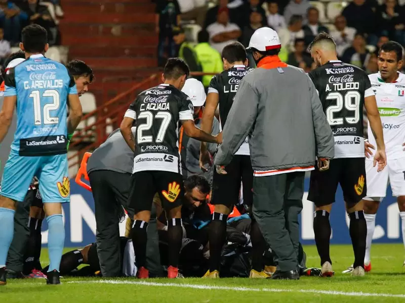 Momento en el que es atendido Jorge Luis Aguilar es atendido por el médico del Once Caldas