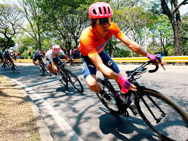 Rigoberto Urán en una de las curvas de la cuarta etapa del Tour Colombia.
