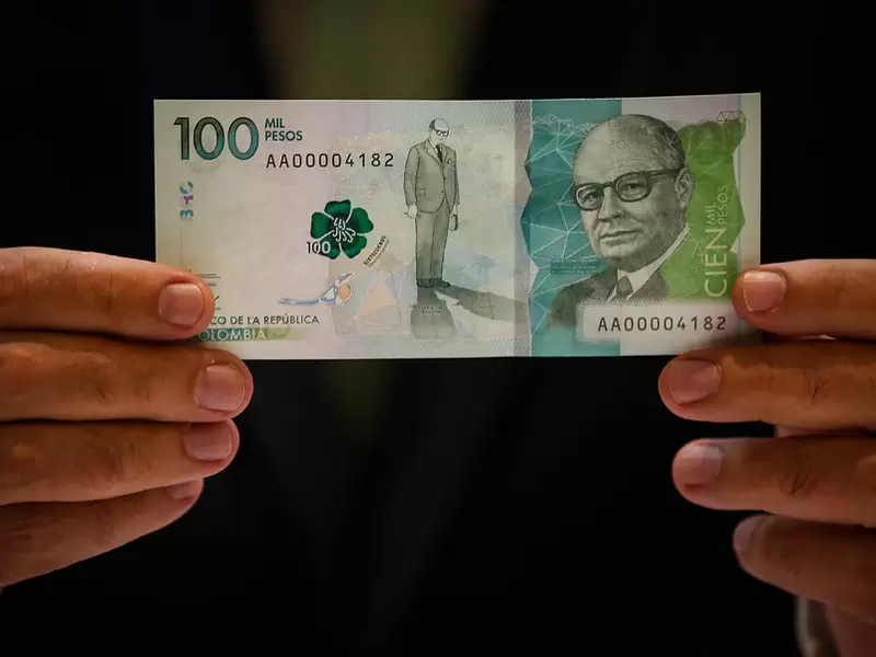 El Banco de la República de Colombia anunció este jueves un aumento en 150 puntos básicos de la tasa de interés Billete de 100 mil pesos colombianos