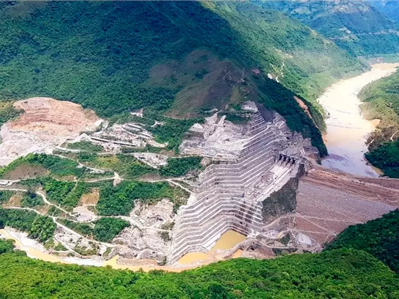 El proyecto Hidroituango en medio del río Cauca, en Antioquia