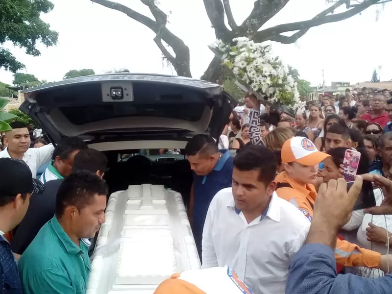 Miles de ibaguereños se concentraron en el cementerio La Milagrosa.