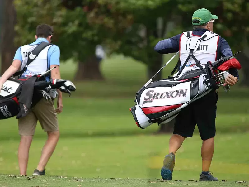 Caddie de golf en el Country Club de Bogotá