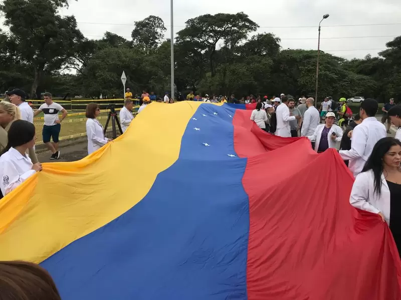 Protesta de médicos venezolanos en Puente de Tienditas