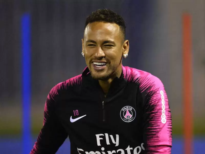 Neymar en un entrenamiento con el PSG antes de la lesión.