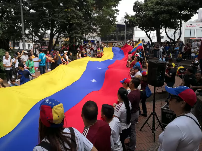 Plantón venezolano en el Parque de El Poblado en Medellín.