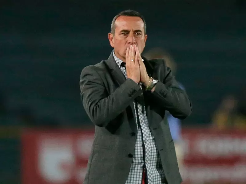 Guillermo Sanguinetti no aguantó la presión de los hinchas de Santa Fe