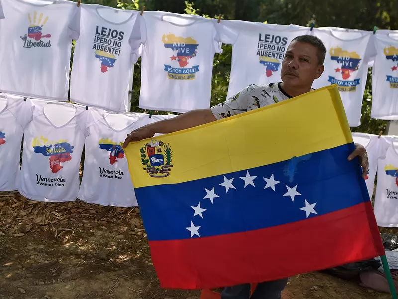 Venezolanos vendiendo camisetas en pleno concierto Venezuela Aid Live