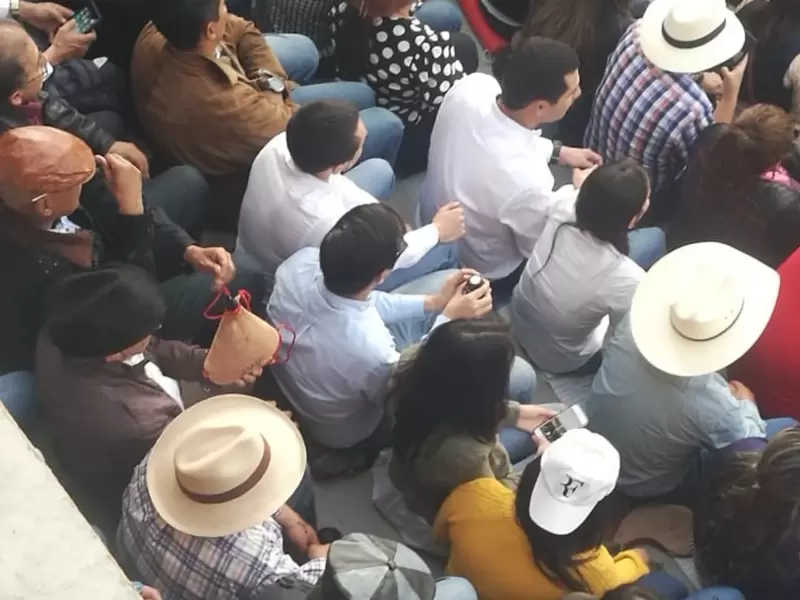 Público en la corrida de toros de Bogotá, consumiendo licor