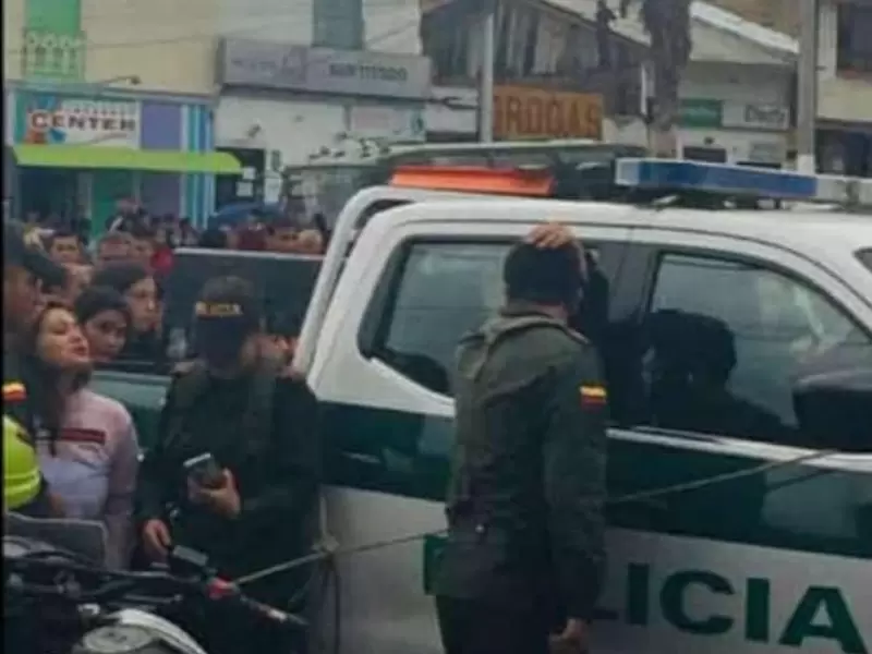 Tres hombres los abordaron y les dispararon en varias ocasiones.