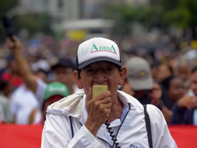 Marcha de profesores en Colombia, exigiendo mejoras laborales