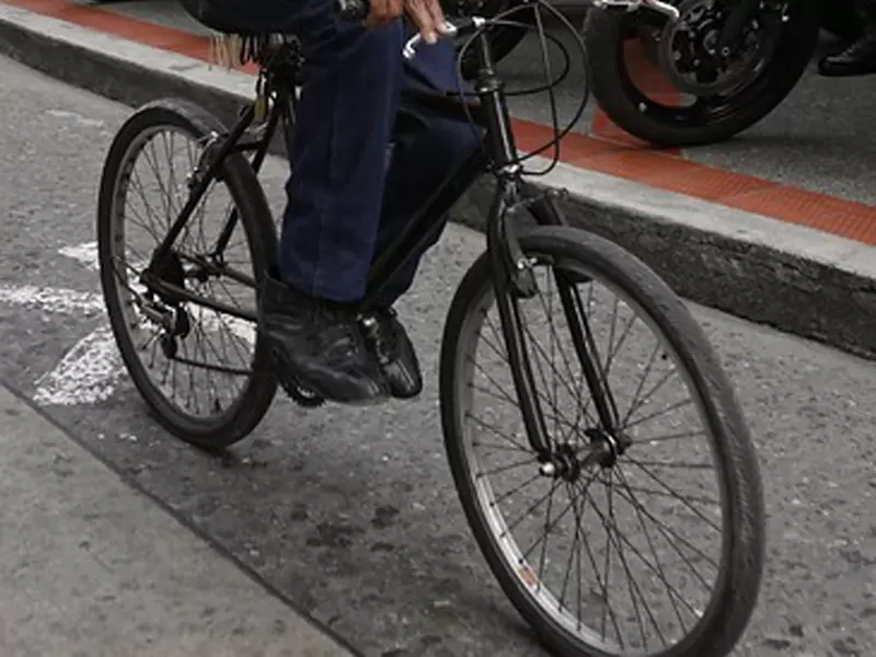 Un hombre montando bicicleta Un hombre montando bicicleta