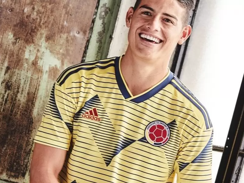 James Rodríguez con la nueva camiseta de la Selección Colombia James Rodríguez con la nueva camiseta de la Selección Colombia