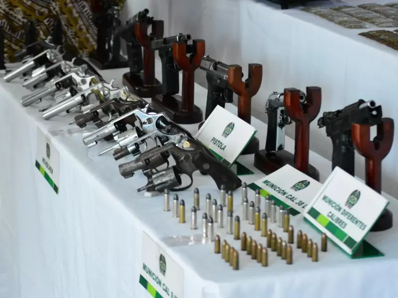 Las autoridades se incautaron 19 armas de fuego, entre fusiles y pistolas.