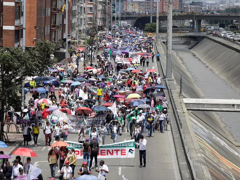 Profesores agremiados de la ADE marchando por Bogotá