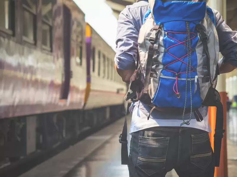 Un joven 'mochilero' de viaje
