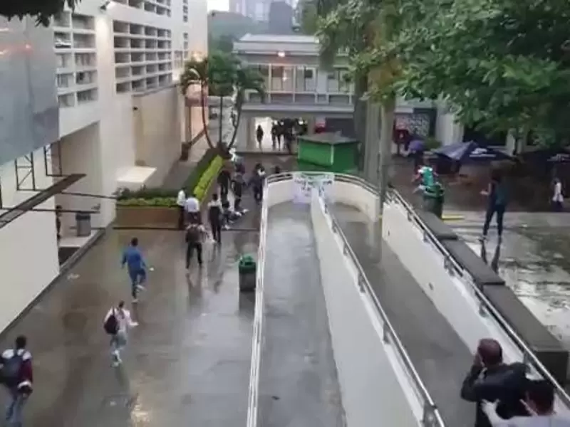 Estudiantes del ITM en Medellín golpearon y expulsaron a un grupo de encapuchados