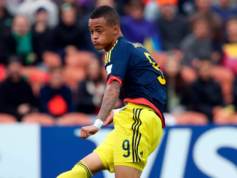 Joao Rodríguez disputando un partido con la Selección Colombia