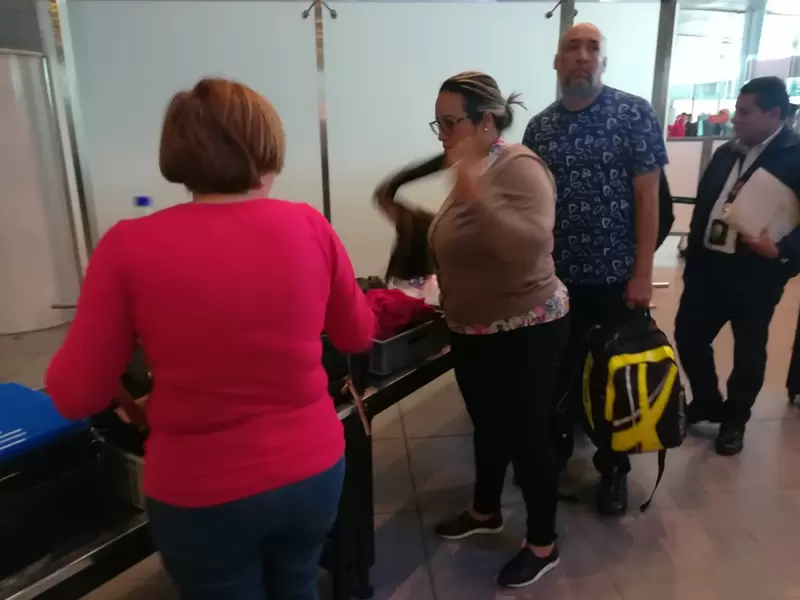 Militar expulsado con dos mujeres