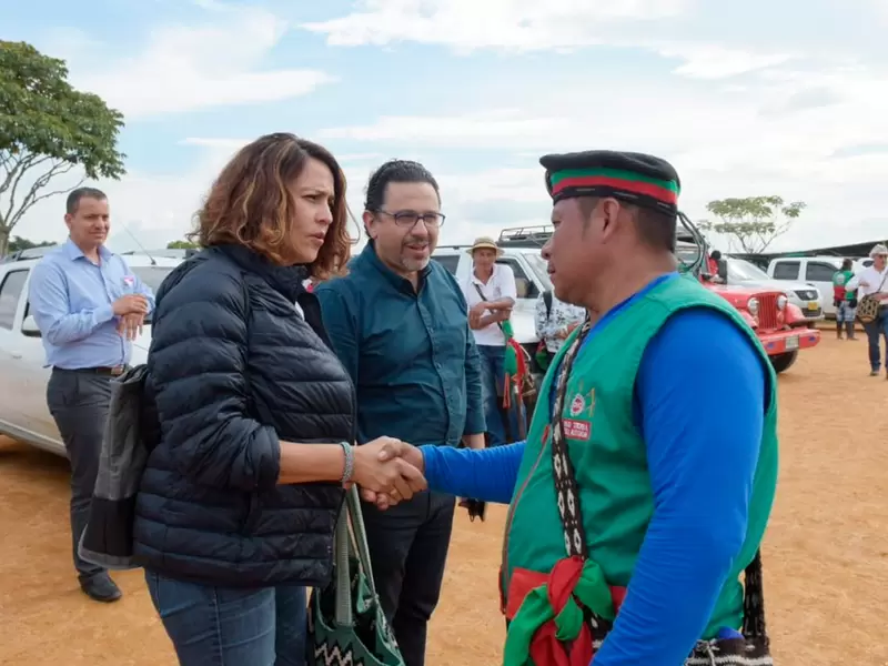 Nancy Patricia Gutiérrez, ministra del Interior, junto a un líder indígena en Cauca