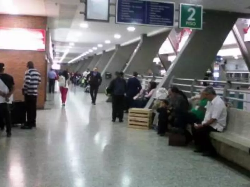Pasajeros varados en la terminal de Cali.