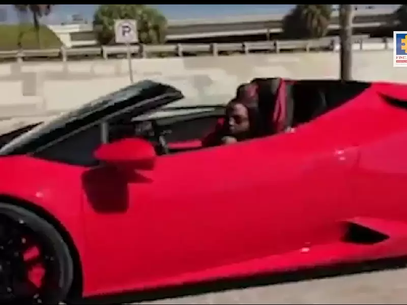 La hija y esposa de Omar Ambuila mostraban una vida de lujo en los Estados Unidos, donde se movilizaban en un Lamborghini que costó cerca de 300 millones de dólares. La hija y esposa de Omar Ambuila mostraban una vida de lujo en los Estados Unidos, donde se movilizaban en un Lamborghini que costó cerca de 300 millones de dólares.