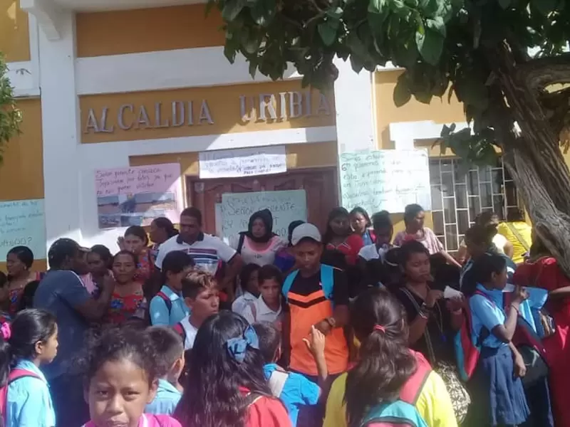 comunidad Educativa protesta por mejoras en sector étnico