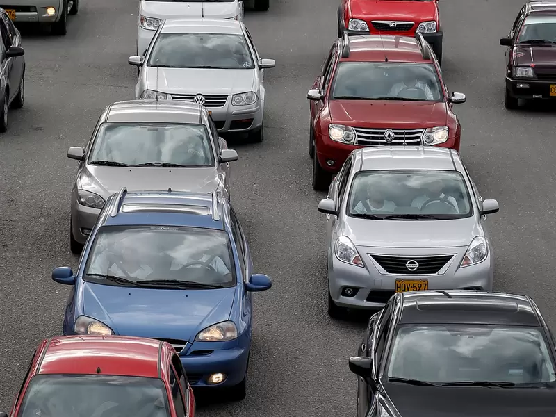 Vehículos transitando por la ciudad de Bogotá