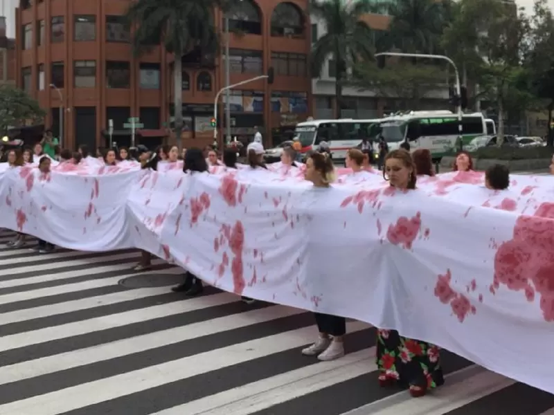 Mujeres en Medellín. Mujeres protestan pacíficamente en Medellín.