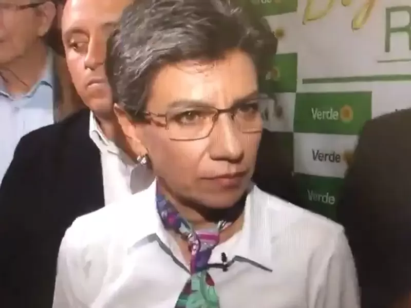 Claudia López en medio de rueda de prensa Claudia López en medio de rueda de prensa