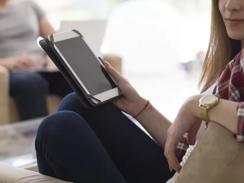 Una mujer navegando en su tablet Una mujer navegando en su tablet