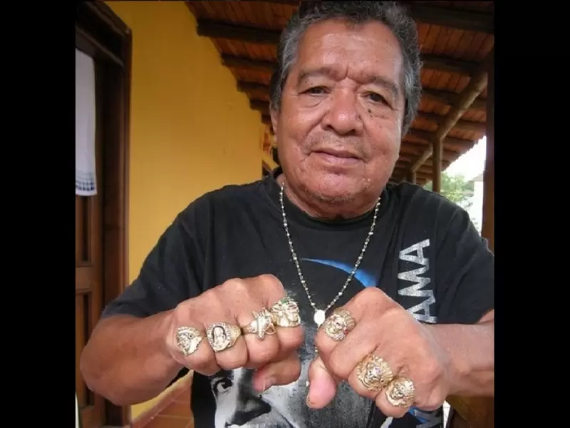 Pastor López muestra sus anillos Pastor López muestra sus anillos