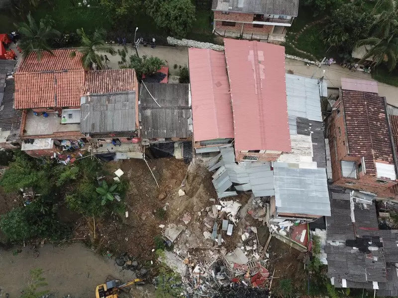 Las familias aún no podrán regresar a sus casas por estar ubicadas en una zona de alto de riesgo.