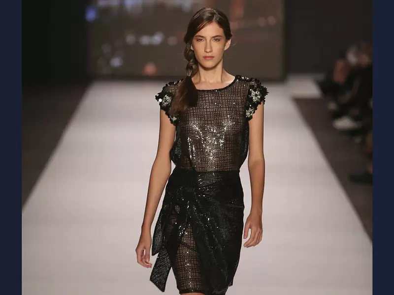 Algunas transparencias, acompañadas de hilos de plata y brillantes, se tomaron la presentación con pequeños toques.