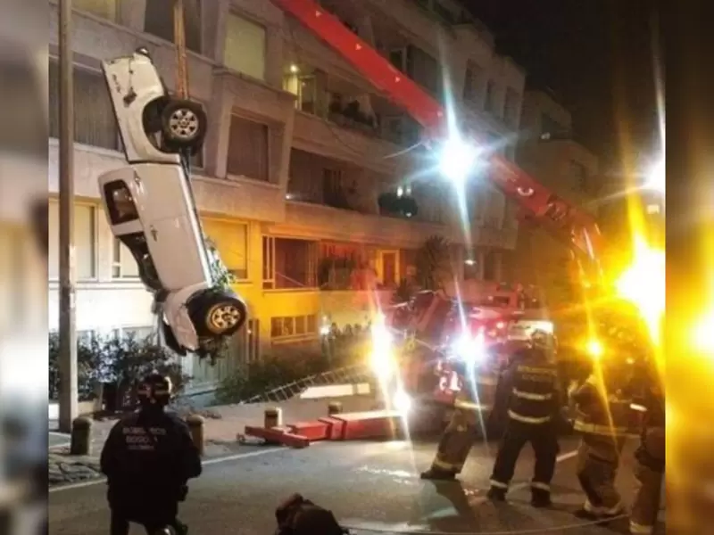 Camioneta accidentada en la Avenida Circunvalar.