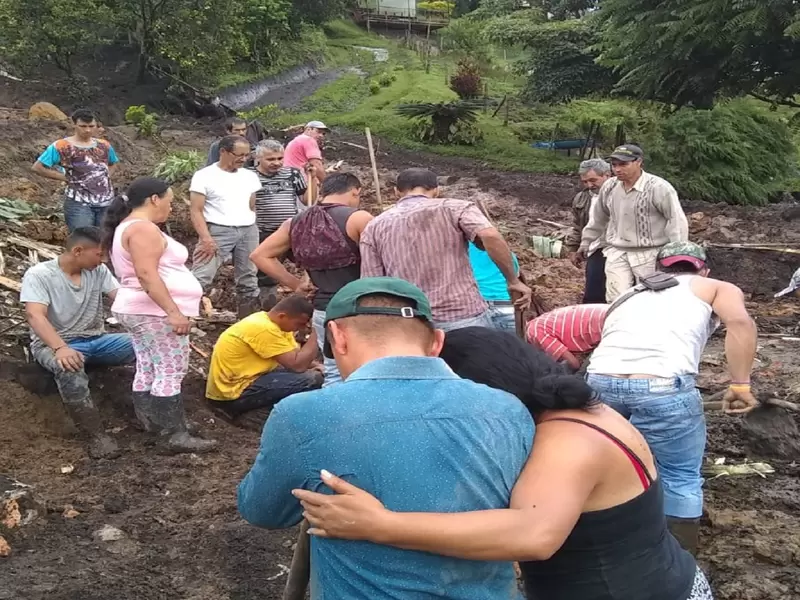 Una pareja de esposos y una hermana del señor no pudieron salir a tiempo y fueron sepultados por la tierra. Una pareja de esposos y una hermana del señor no pudieron salir a tiempo y fueron sepultados por la tierra.