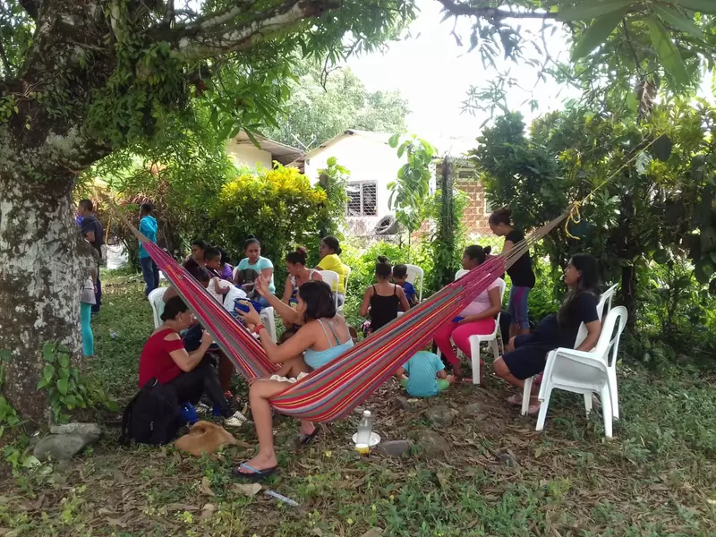 Las familias permanecen en albergues improvisados