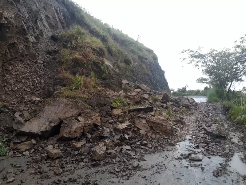 Arboles caídos y la creciente del Río Chiriamo bloquearon la entrada a la cabecera municipal