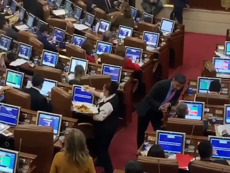 Repartieron empanadas en el Congreso, para aprobación de ley de vendedores informales