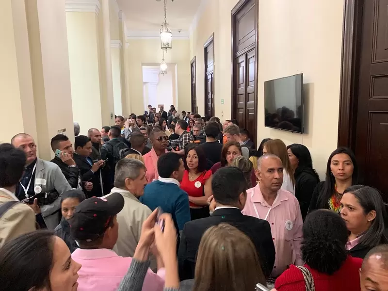 Víctimas protestan en el Congreso