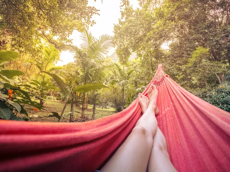 Una mujer disfruta de las selvas de Brasil