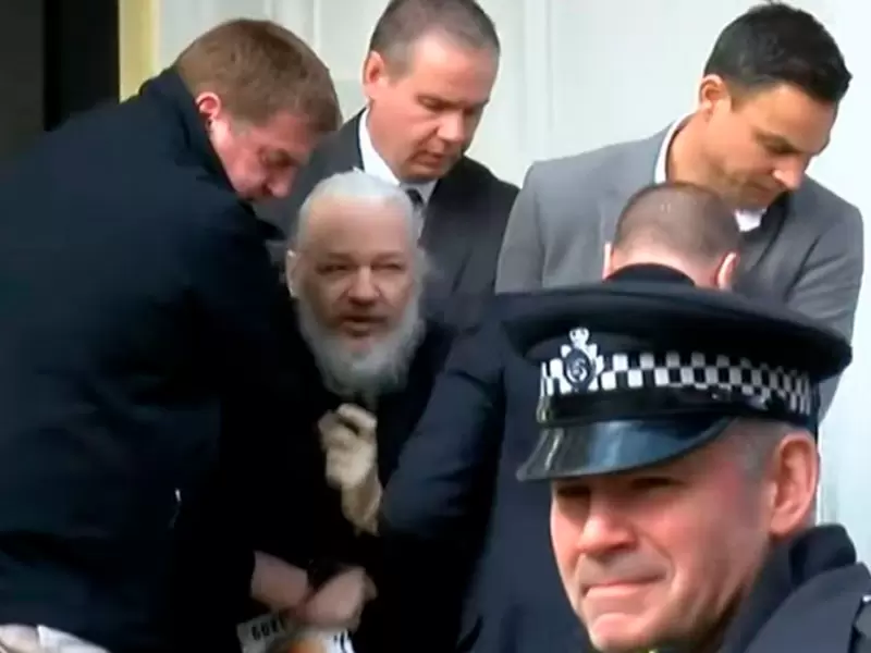 Julian Assange, fundador de Wikileaks, tras ser sacado de la embajada de Ecuador en Londres