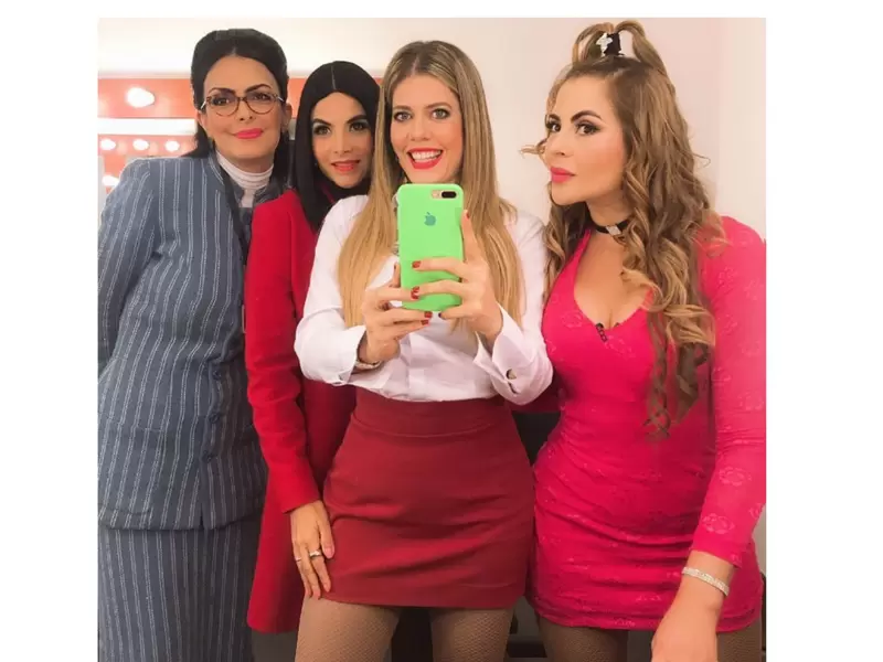 Lorna Cepeda junto a parte del elenco de 'Betty la fea'