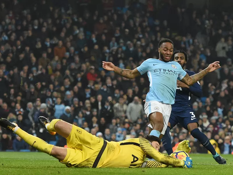 Raheem Sterling (Manchester City), en acción ante Hugo Lloris (Tottenham), en el Etihad Stadium de Manchester