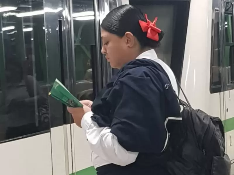 El Metro de Medellín entregó 10 mil libros en el día del Idioma