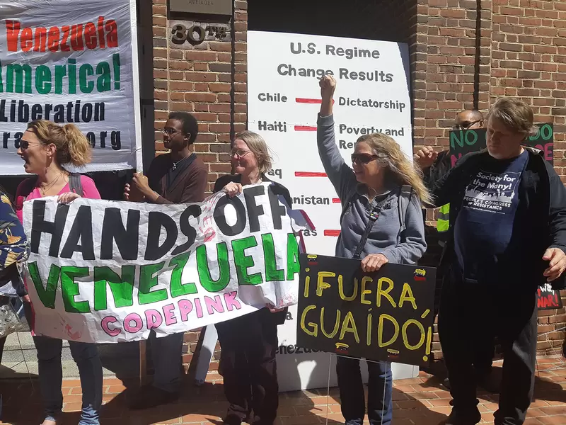 Se ha dado una protesta en embajada de Venezuela en EE.UU.