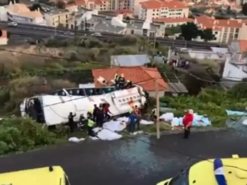 Autobus turistico accidentado