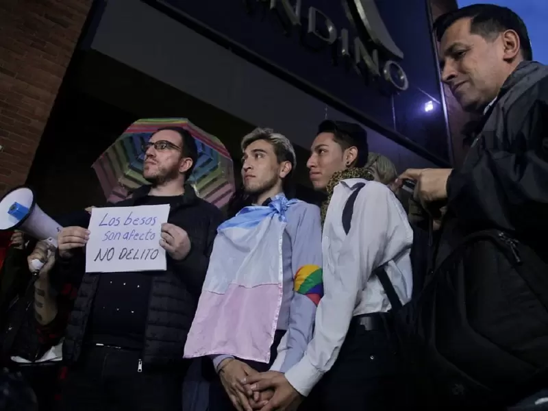 'Besatón' en Bogotá por parte de la comunidad LGTBI